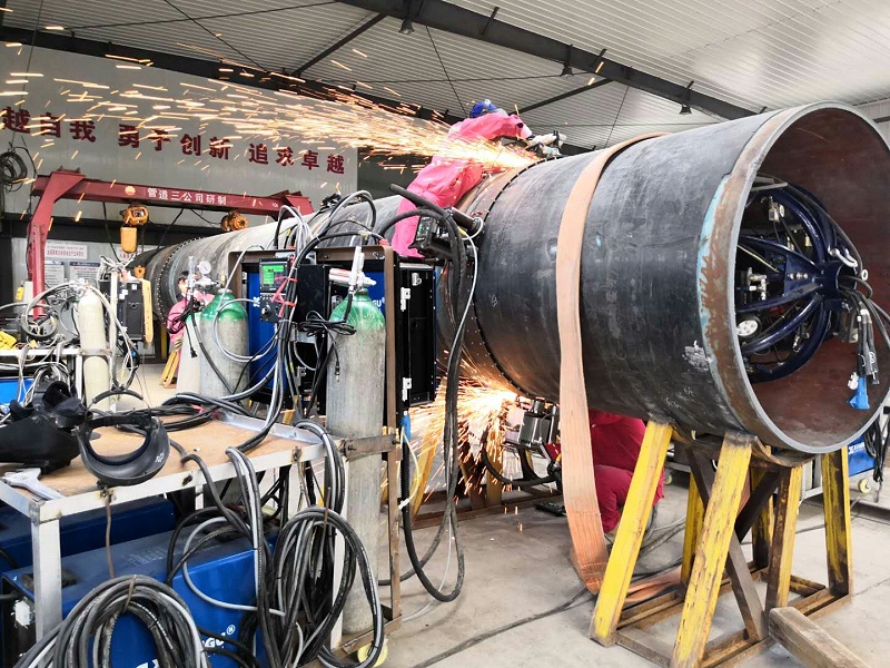 客戶焊工正在使用熊谷全位置自動焊機A-610 客戶焊工正在使用熊谷全位置自動焊機A-610