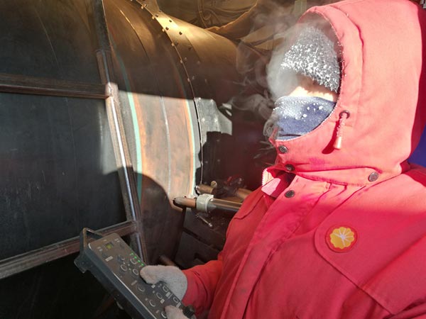 焊工正在使用熊谷全自動焊機 焊工正在使用熊谷全自動焊機