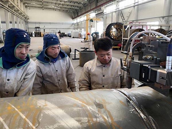 現(xiàn)場正在使用熊谷全位置管道焊機(jī)做焊接演示