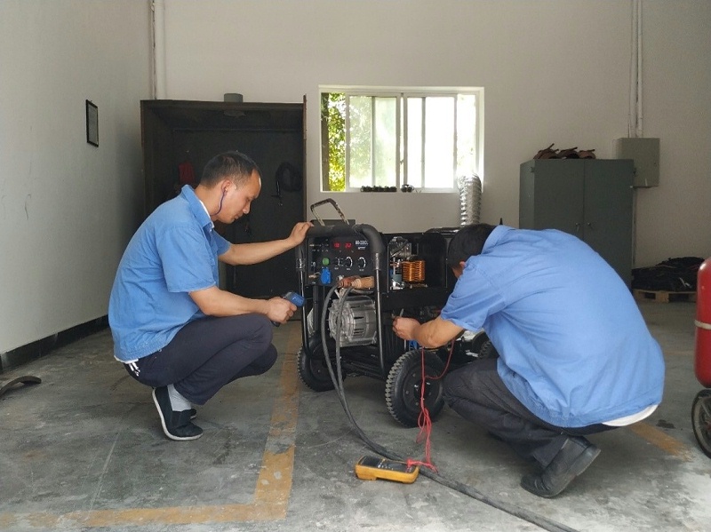 內燃弧焊機“老化實驗室”里的堅守 內燃弧焊機“老化實驗室”里的堅守